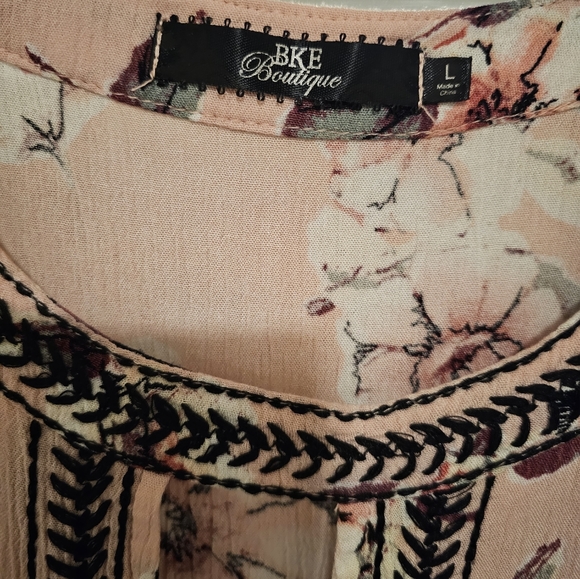 BKE Buckle pink flower top - Picture 2 of 4